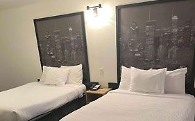 Super 8 By Wyndham Montreal